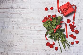 Rote Rosen auf Holztisch